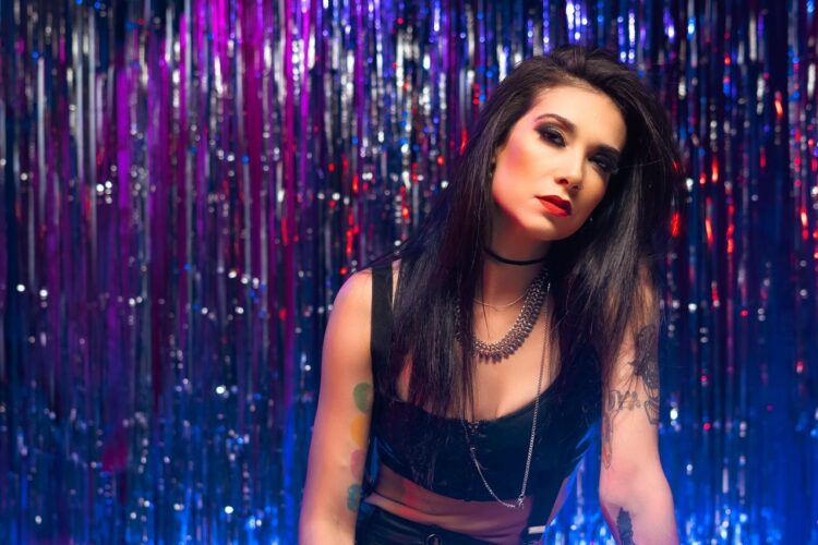 Música de abertura da série ‘Queen Lear’ ganha interpretação da atriz e cantora Giul Abreu