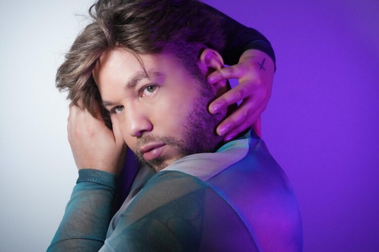 Izack Under comemora feedback positivo do novo álbum “To the Unknown”