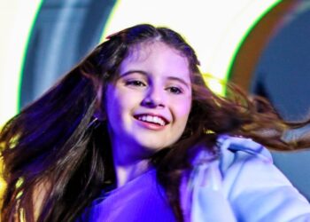 Carolina Ferreira brilha com o lançamento de “No Pique” e reforça seu nome no pop juvenil