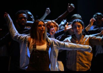Mariana Lewis celebra aniversário enquanto brilha nos palcos do teatro em Londres