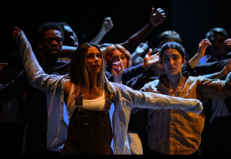 Mariana Lewis celebra aniversário enquanto brilha nos palcos do teatro em Londres