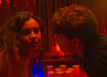 Lelê Azevedo lança clipe da faixa-título de seu novo EP “Garota Errada”