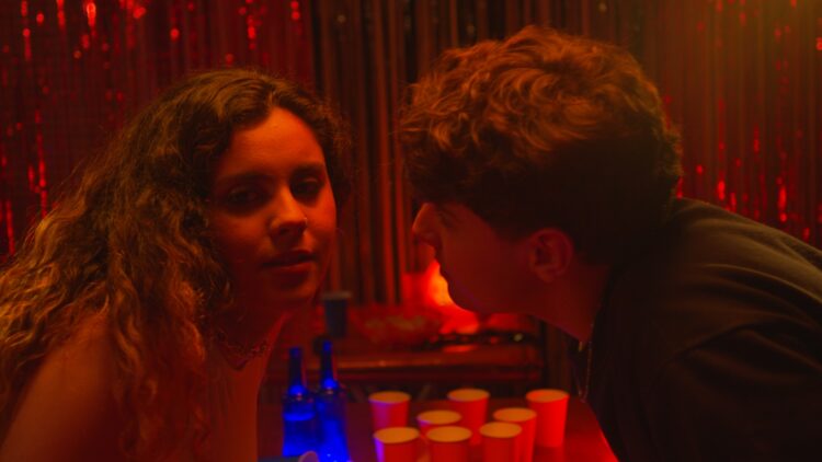 Lelê Azevedo lança clipe da faixa-título de seu novo EP “Garota Errada”