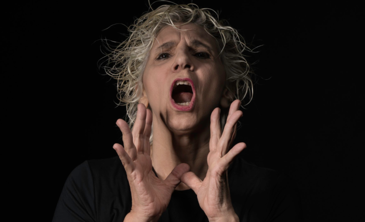 Após 20 anos, Denise Stoklos volta ao Rio de Janeiro para temporada no Teatro I Love PRIO