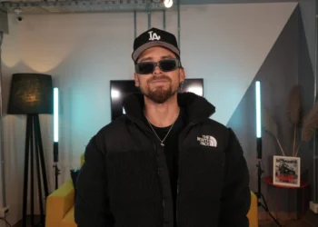 Maxi Espíndola, do MYA, fala sobre carreira solo: “estou abraçando essa nova fase”