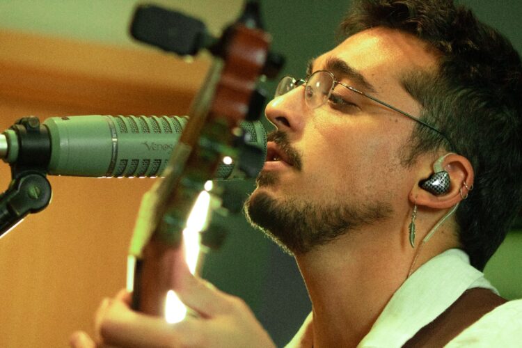 Matheus Jettar lança live session com repertório inédito gravado na BASE.CO