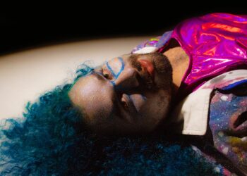 No Mês do Orgulho, Alexys Agosto revela os sentimentos por trás do álbum “A Fabulosa Viagem de Futurística”