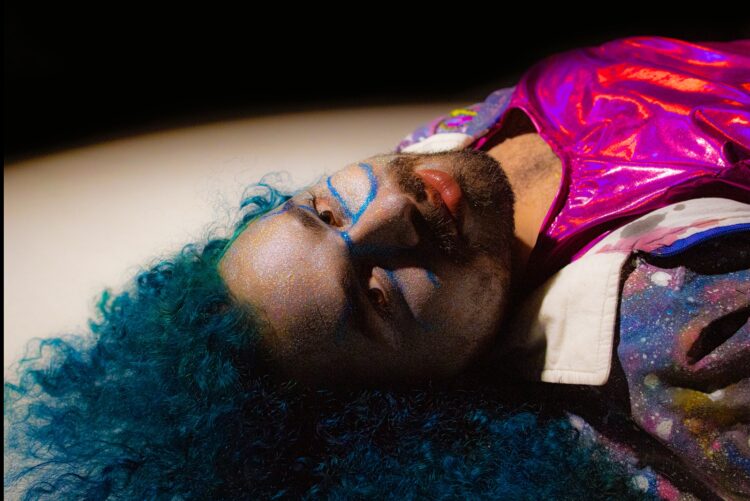 No Mês do Orgulho, Alexys Agosto revela os sentimentos por trás do álbum “A Fabulosa Viagem de Futurística”