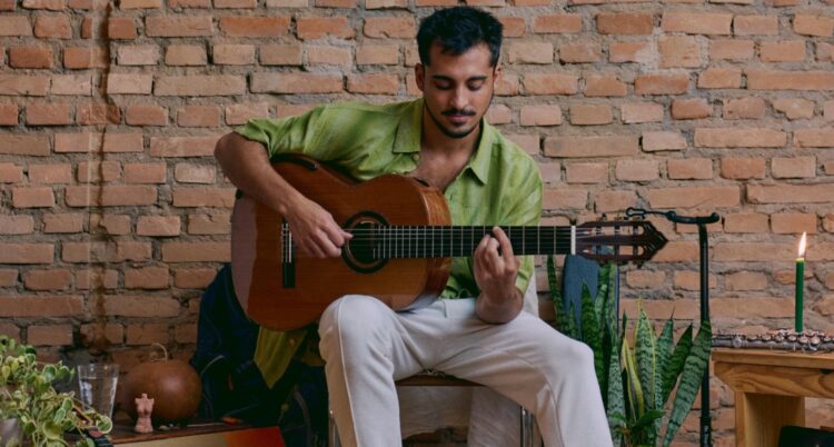 Matheus Jettar apresenta o show intimista “Diários”, em São Paulo