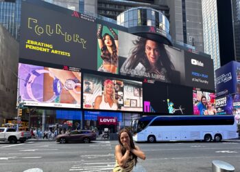 Em parceria com YouTube, Ana Laura Lopes ganha destaque em outdoors na Times Square e Sunset Blvd