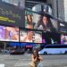 Em parceria com YouTube, Ana Laura Lopes ganha destaque em outdoors na Times Square e Sunset Blvd