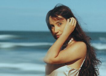 Laura Rogalli estreia o single “Quase Um Mistério”