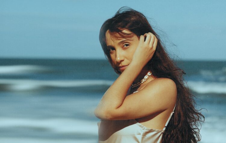 Laura Rogalli estreia o single “Quase Um Mistério”