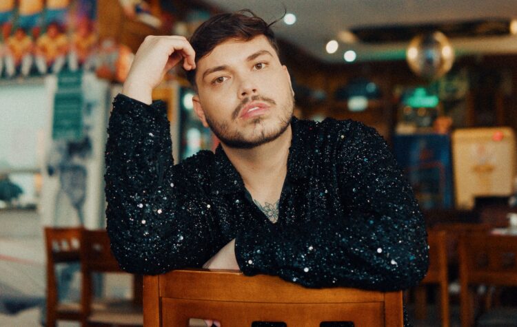 “Pista de Dança” é o novo single do cantor e compositor Vini