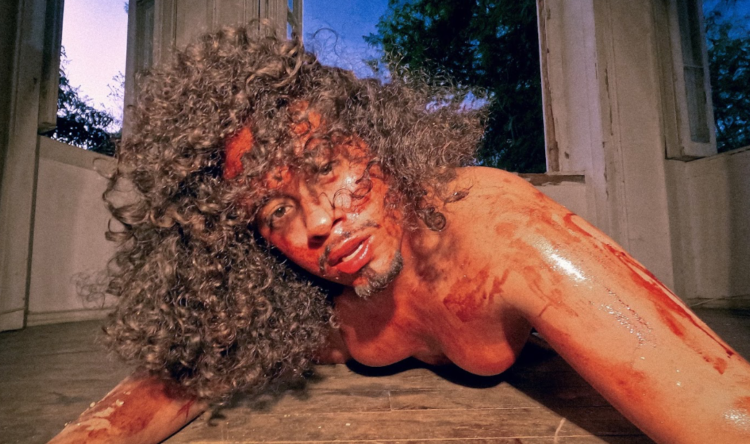 Cayo Real ressignifica a dor no resiliente e forte single “Com a Lírica”