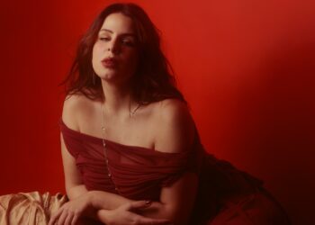 Marina Volker fala sobre a paixão e seus delírios no novo single “É Segredo”