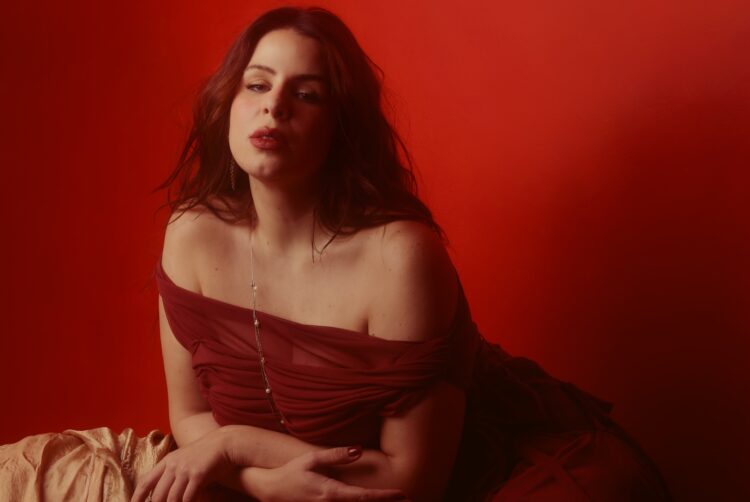 Marina Volker fala sobre a paixão e seus delírios no novo single “É Segredo”