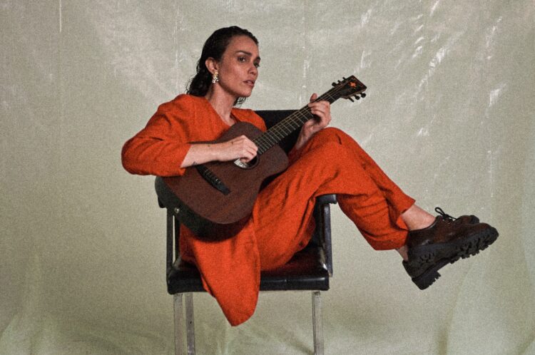 Manda lança “Bumbum Mexer”: desabafo sobre a pressão de uma indústria algorítmica e a força de manter-se verdadeira