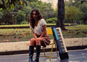 Novo single de Dora Sanches, “Ter Filhos Fortes”, antecipa o clima sensível de seu primeiro álbum