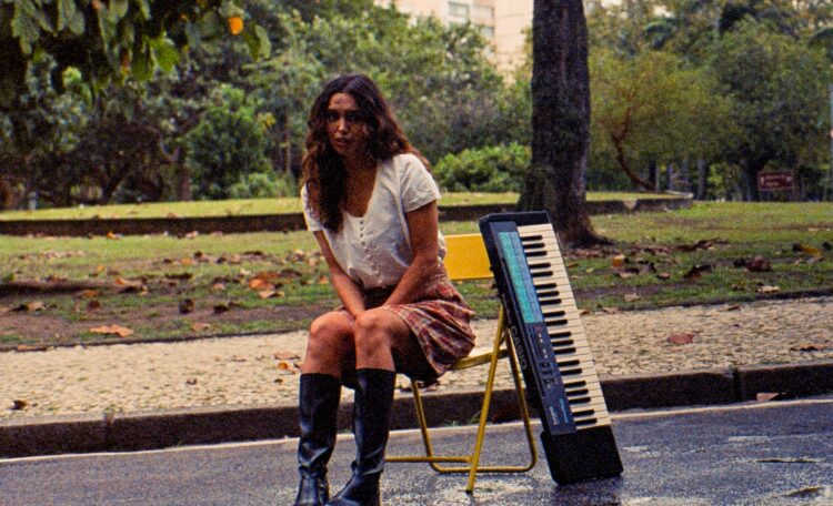 Novo single de Dora Sanches, “Ter Filhos Fortes”, antecipa o clima sensível de seu primeiro álbum