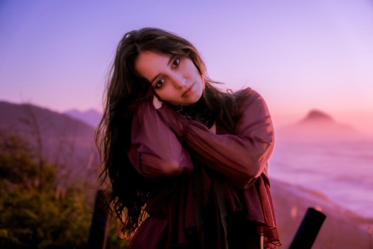 Com influência dos anos 80, Beatrice estreia o visceral single “Instinto Incontrolável”