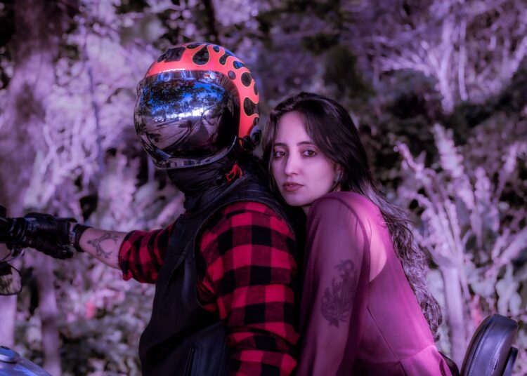 Beatrice une adrenalina e romantismo sobre duas rodas no clipe de “Instinto Incontrolável”