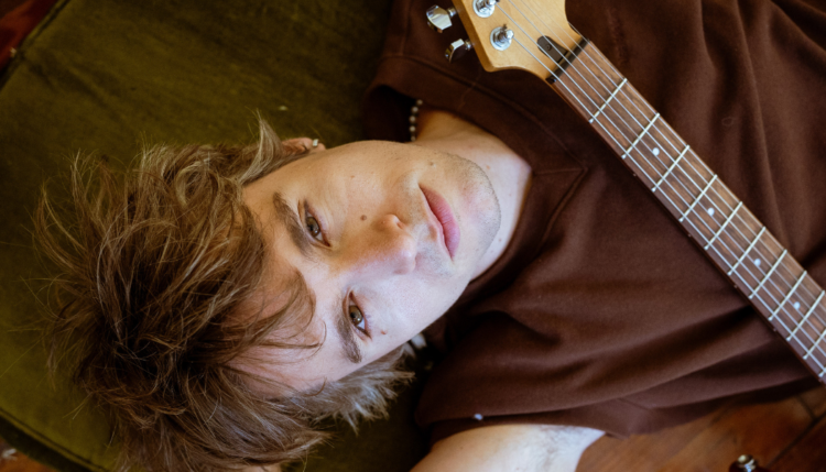 Nacho Nacif lança EP “VIVO” e apresenta manifesto emocional no pop latino