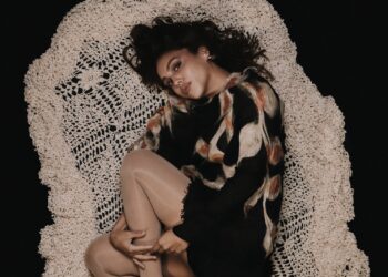 Dora Sanches estreia o aguardado álbum “Seda de Casulo”