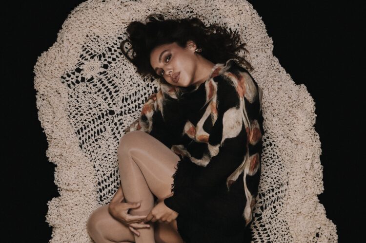 Dora Sanches estreia o aguardado álbum “Seda de Casulo”