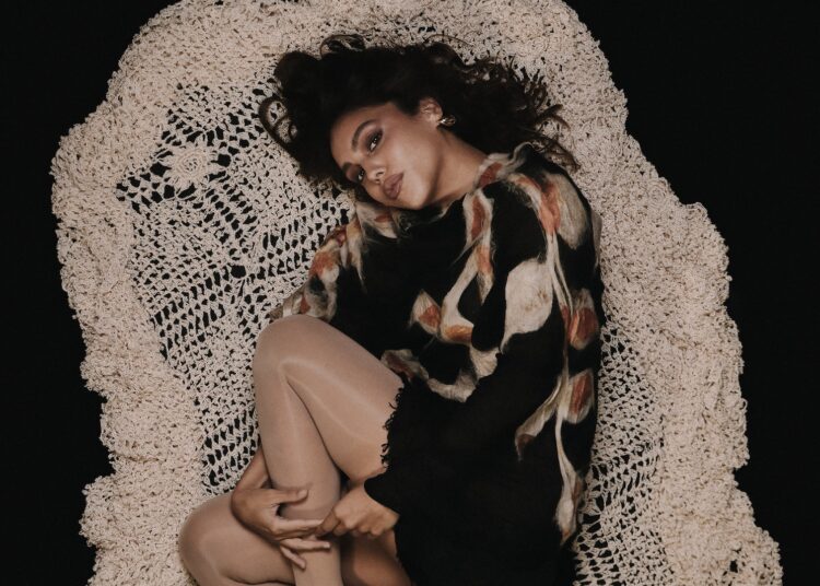 Dora Sanches estreia o aguardado álbum “Seda de Casulo”