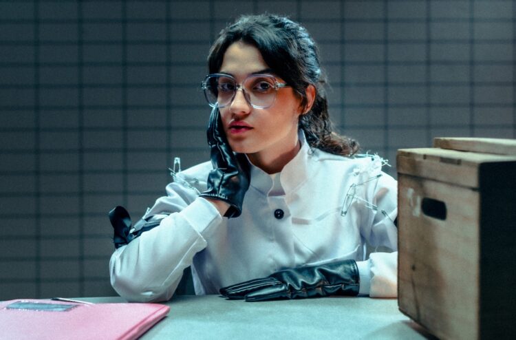 Ella Blum mergulha no conflito entre expectativa e realidade em seu novo single “Vida Experimental”