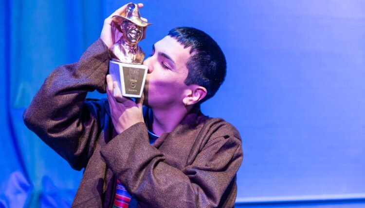 Milo J faz história e conquista o Gardel de Ouro com recorde de 13 prêmios em uma única edição