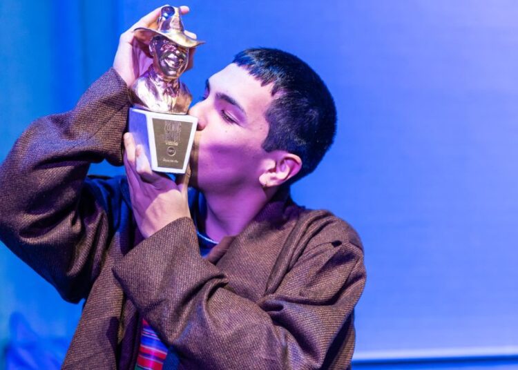 Milo J faz história e conquista o Gardel de Ouro com recorde de 13 prêmios em uma única edição