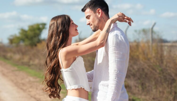 Agus Bernasconi e Yami Safdie lançam “Besos en Pausa”