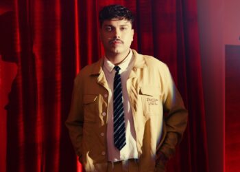 Vini Pop abraça o minimalismo e a vulnerabilidade na versão orquestral de “e se viver (também) for isso”