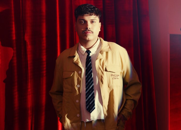 Vini Pop abraça o minimalismo e a vulnerabilidade na versão orquestral de “e se viver (também) for isso”