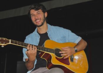 Relvas apresenta amadurecimento artístico e sonoridade chiclete em “Hora Errada”