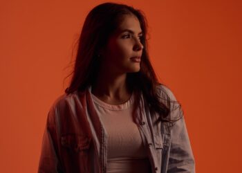 Ella Z lança manifesto contra o ritmo frenético da rotina no single “GRAVIDADE LUNAR”