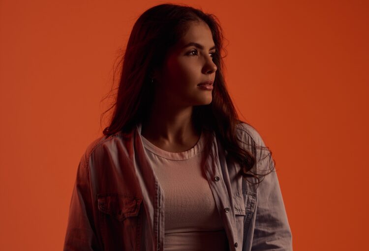 Ella Z lança manifesto contra o ritmo frenético da rotina no single “GRAVIDADE LUNAR”