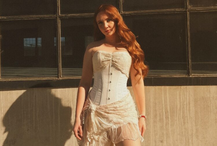 “Imagina Eu”: Nathalia Bacci une ironia, percussão brasileira e superação em novo lançamento