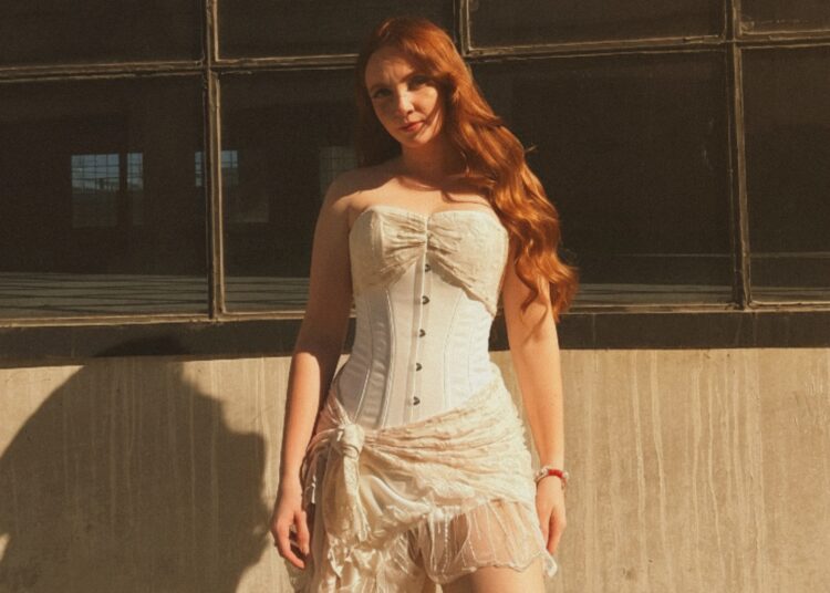 “Imagina Eu”: Nathalia Bacci une ironia, percussão brasileira e superação em novo lançamento