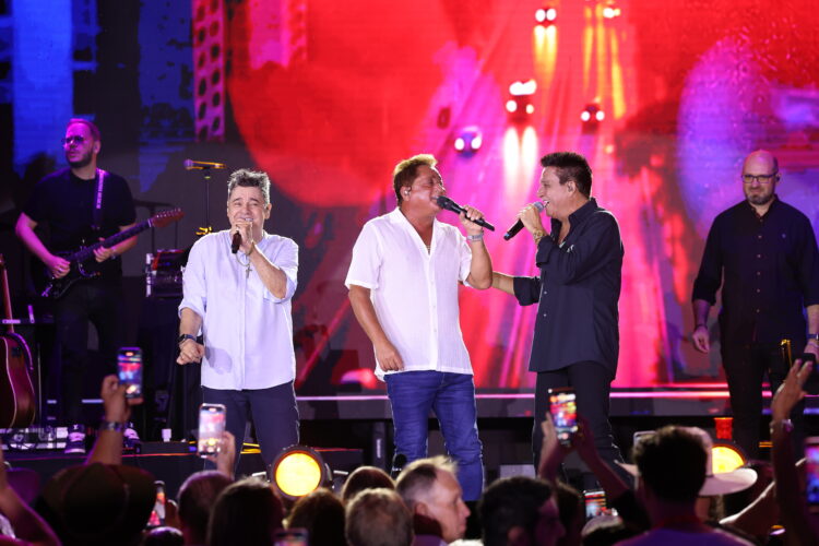 Cezar & Paulinho e Leonardo se encontram em alto-mar no single “Corno Não” 