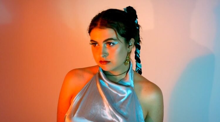 Zoé Hammer transforma cinco anos de memórias no álbum “Birdlike”
