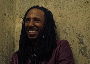 Uma das revelações da música brasileira, FÉRRE combina ritmos urbanos e afrolatinos em sua sonoridade (Vitorr Barbosa/Divulgação)