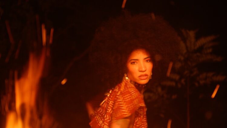 Alhocca resgata raízes afro-brasileiras e celebra a força feminina no álbum visual “Rainha”